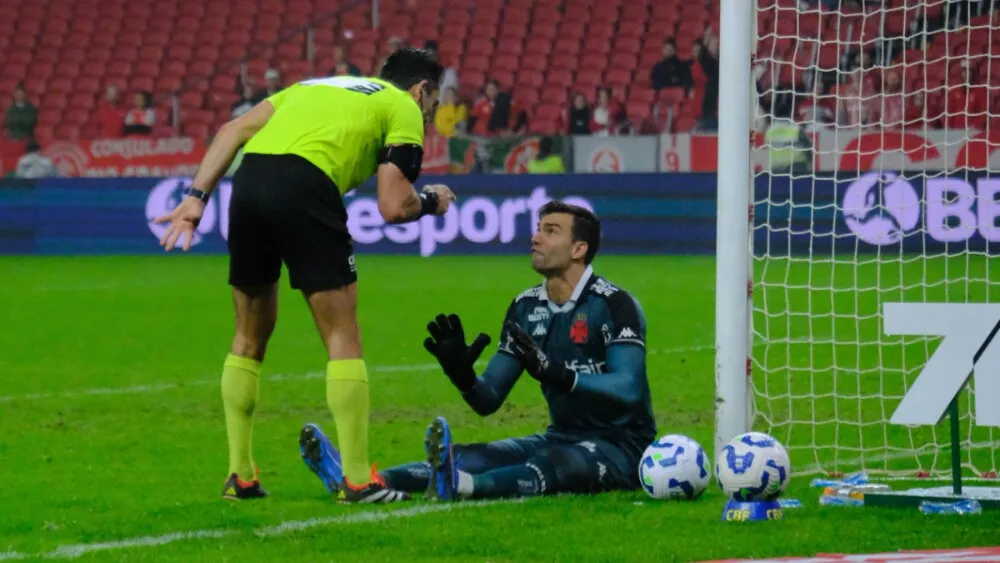 o-apito-medico-o-gol-que-nem-no-interclasses-se-perde-e-o-amor-que-dribla-a-zaga