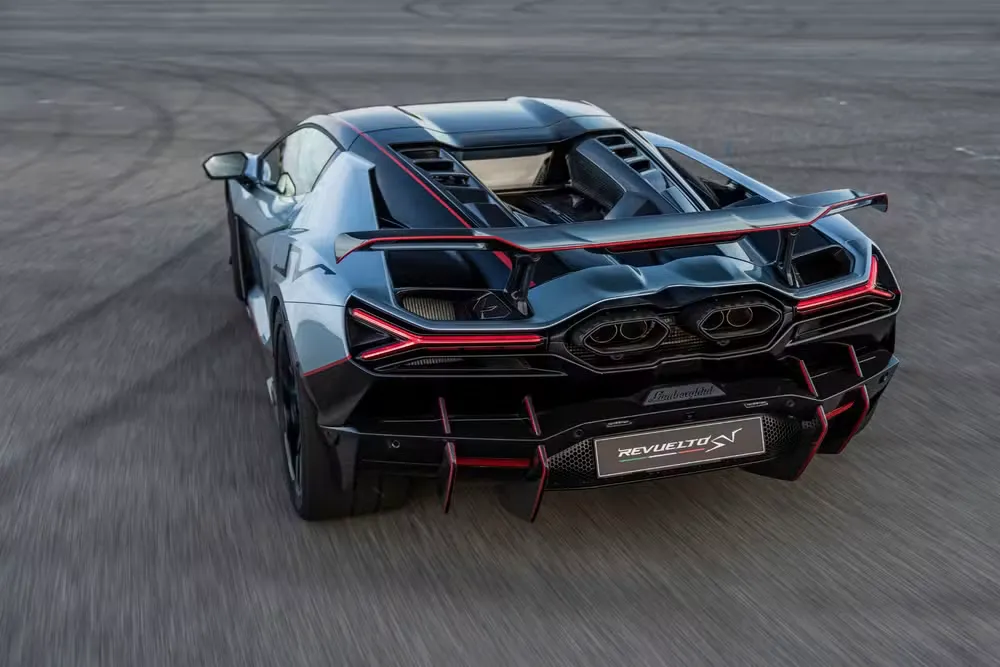 Lamborghini Revuelto SV
